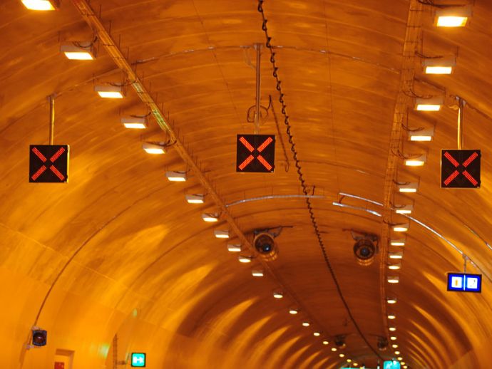 Реконструкция дорожной сигнализации и монтаж электромеханического оборудования в туннелях в г.Трояне и г.Подмиль