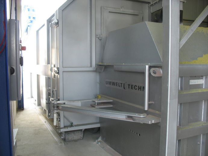 Sistem za zbiranje in embaliranje odpadnih delcev