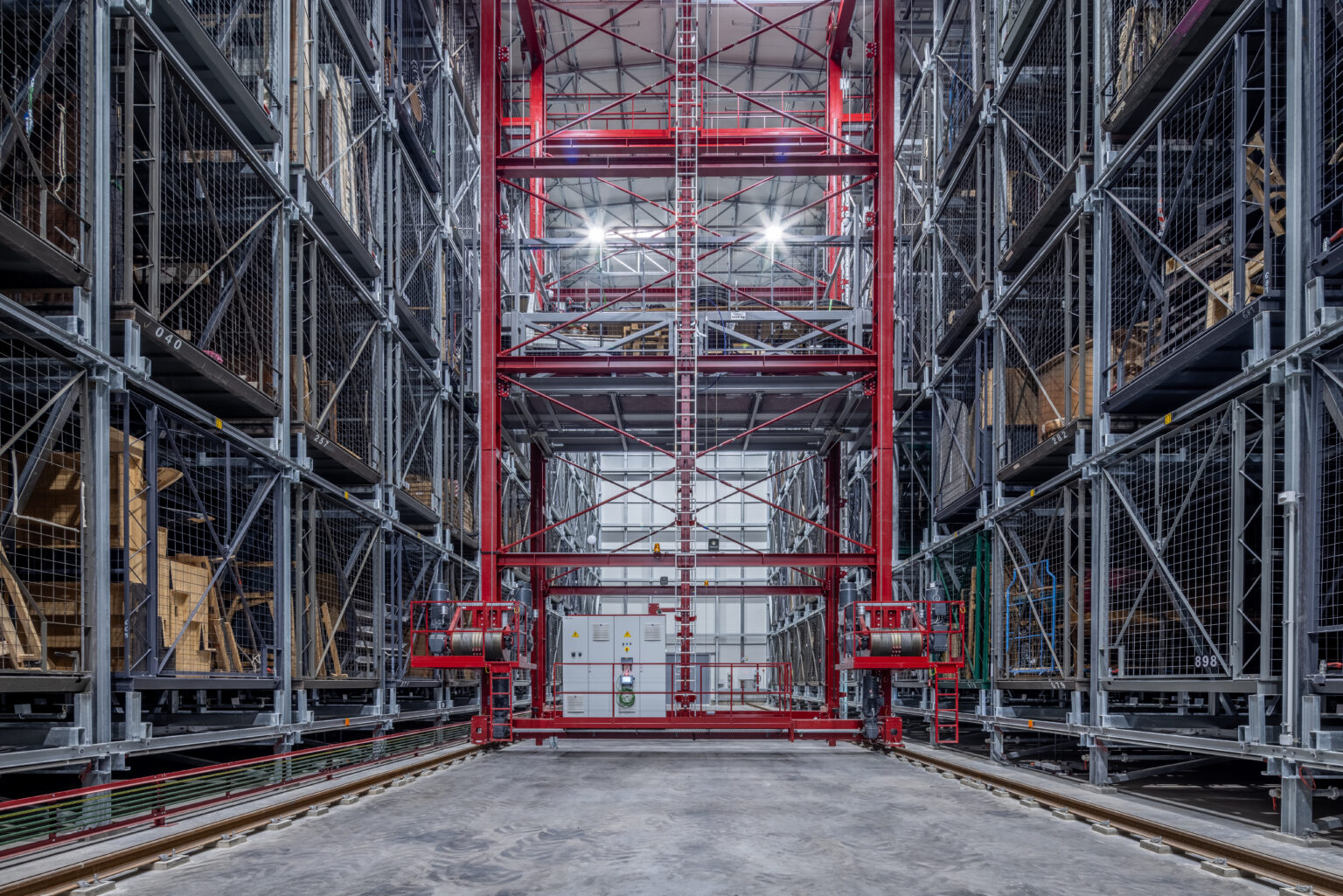 Automatic high-bay warehouse for special containers | Riko