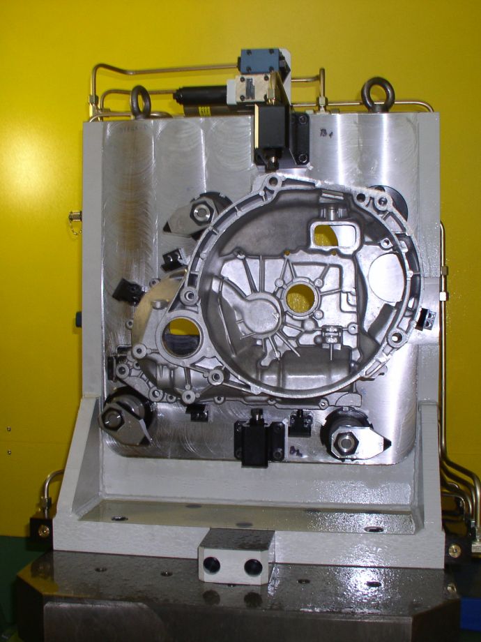 Processing cells for complete mechanical processing of gearbox and clutch housings, of aluminium